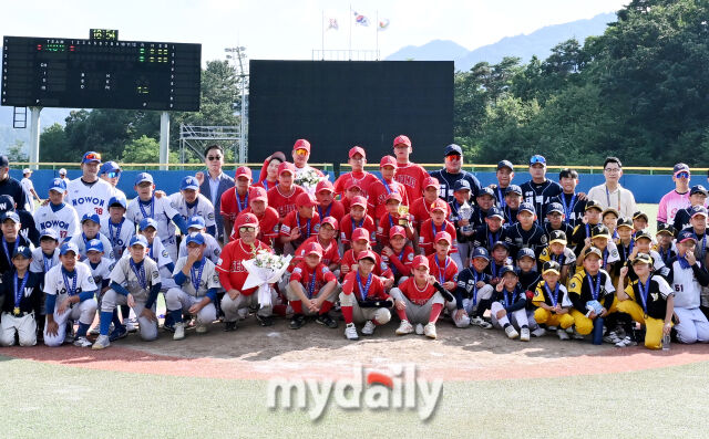 23일 강원도 횡성군 횡성베이스볼테마파크에서 '2025 제2회 마이데일리배 전국유소년야구대회'가 열렸다. 유소년 야구 선수들이 파이팅을 외치고 있다./횡성베이스볼테마파크=송일섭 기자 andlyu@mydaily.co.kr