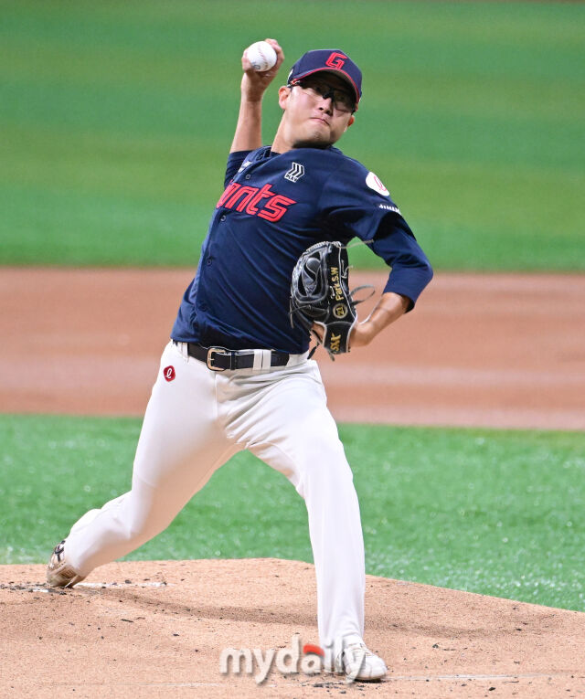 2025년 7월 23일 오후 서울 고척스카이돔에서 열린 '2025 신한 SOL뱅크 KBO 리그' 롯데 자이언츠와 키움 히어로즈의 경기. 롯데 선발투수 박세웅이 역투하고 있다./고척 = 유진형 기자