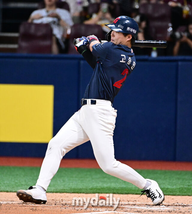 2025년 7월 23일 오후 서울 고척스카이돔에서 열린 '2025 신한 SOL뱅크 KBO 리그' 롯데 자이언츠와 키움 히어로즈의 경기. 롯데 고승민이 3회초 1사 2루서 안타를 치고 있다./고척 = 유진형 기자