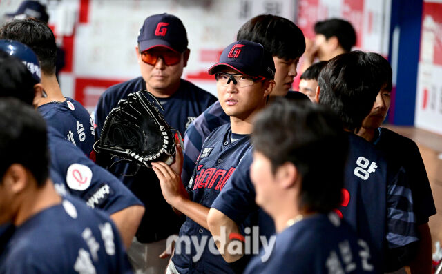 2025년 7월 23일 오후 서울 고척스카이돔에서 열린 '2025 신한 SOL뱅크 KBO 리그' 롯데 자이언츠와 키움 히어로즈의 경기. 롯데 선발투수 박세웅이 7이닝 1실점 투구를 한 뒤 더그아웃에 들어서 카메라를 보고 있다./고척 = 유진형 기자