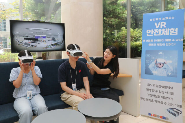 동아쏘시오그룹 임직원들이 회사 및 일상생활에서 발생 할 수 있는 사고를 VR(가상현실)로 체험하고 있다. /동아쏘시오그룹