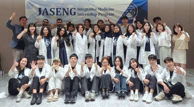 ‘2025 자생메디컬아카데미 하계 인턴십 프로그램’에 참여한 학생들과 관계자들이 기념촬영을 하고 있다. /자생한방병원