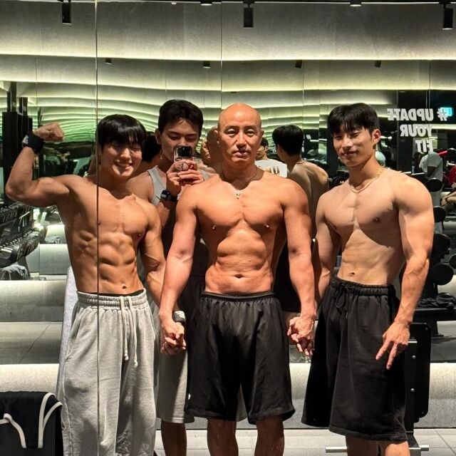 홍석천이 복근을 공개했다. / 홍석천 인스타그램 캡처