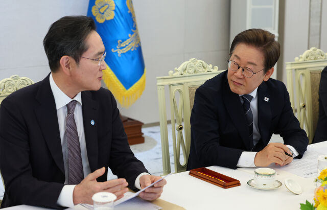 이재명 대통령이 지난달 13일 서울 용산 대통령실에서 열린 6경제단체와 기업인 간담회에서 이재용 삼성전자 회장의 발언을 경청하고 있다. /뉴시스