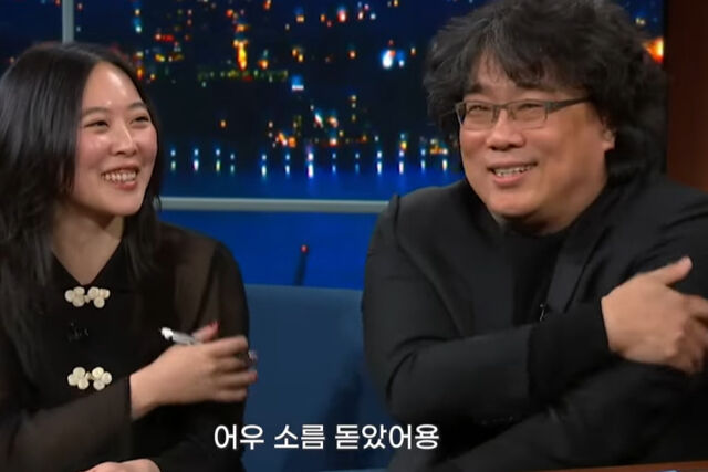 봉준호 감독이 연기 중간에 노래를 부르는 것이 못 견디겠다고 밝혔다. / CBS '더 레이트 쇼 위드 스티븐 콜베어'
