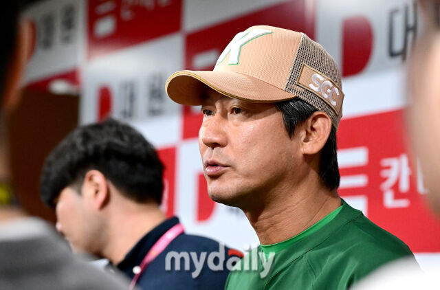 2025년 7월 24일 오후 서울 고척스카이돔에서 열린 '2025 신한 SOL뱅크 KBO 리그' 롯데 자이언츠와 키움 히어로즈의 경기. 키움 설종진 감독대행이 취재진들과 이야기를 나누고 있다./마이데일리
