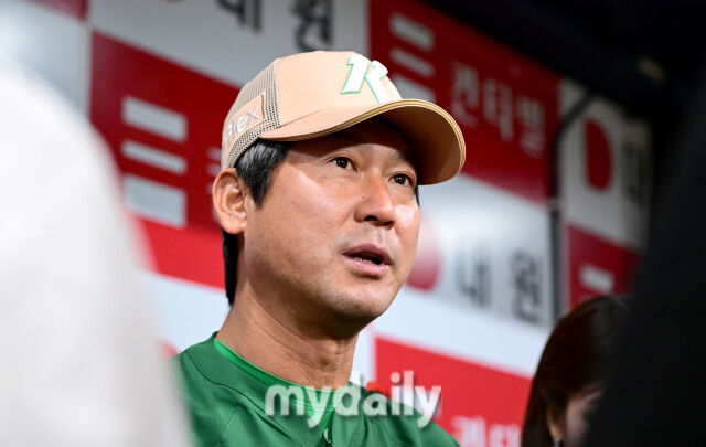 2025년 7월 24일 오후 서울 고척스카이돔에서 열린 '2025 신한 SOL뱅크 KBO 리그' 롯데 자이언츠와 키움 히어로즈의 경기. 키움 설종진 감독대행이 취재진들과 이야기를 나누고 있다./마이데일리