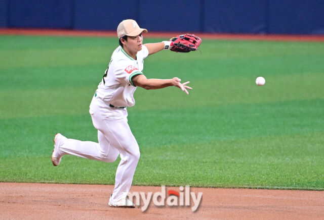 2025년 7월 24일 오후 서울 고척스카이돔에서 열린 '2025 신한 SOL뱅크 KBO 리그' 롯데 자이언츠와 키움 히어로즈의 경기. 키움 유격수 어준서가 1회초 2사 1루서 롯데 전준우의 타구를 처리하고 있다./마이데일리