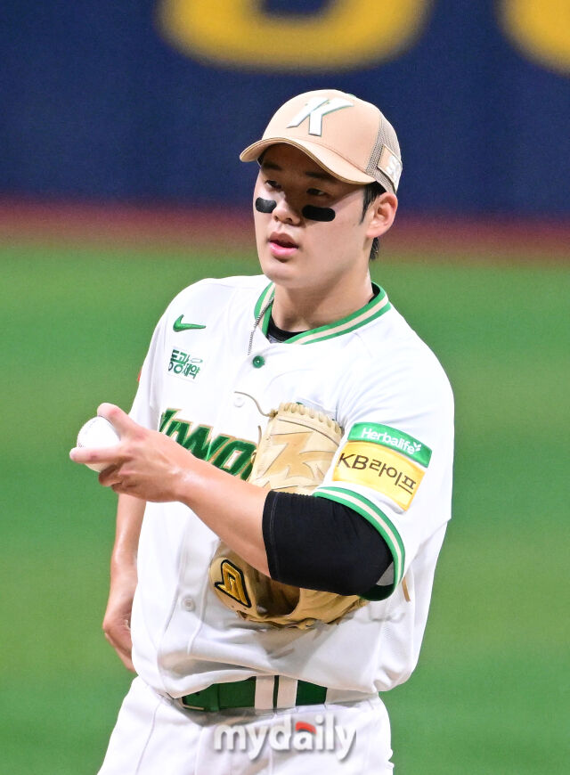 2025년 7월 24일 오후 서울 고척스카이돔에서 열린 '2025 신한 SOL뱅크 KBO 리그' 롯데 자이언츠와 키움 히어로즈의 경기. 키움 선발투수 정현우가 1회초 1사 후 롯데 고승민에게 솔로 홈런을 맞았지만 집중하고 있다./마이데일리