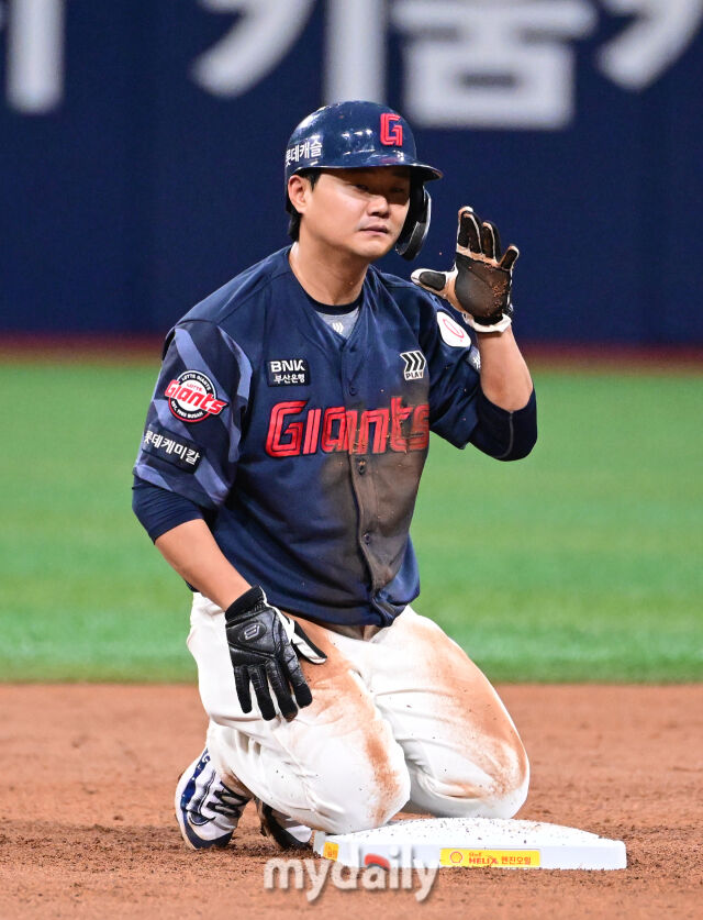 2025년 7월 24일 오후 서울 고척스카이돔에서 열린 '2025 신한 SOL뱅크 KBO 리그' 롯데 자이언츠와 키움 히어로즈의 경기. 롯데 1루 주자 손호영이 2회초 1사 1루서 키움 정현우의 폭투 때 2루를 밟은 뒤 더그아웃에 사인을 보내고 있다./고척 = 유진형 기자