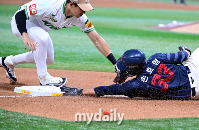 2025년 7월 24일 오후 서울 고척스카이돔에서 열린 '2025 신한 SOL뱅크 KBO 리그' 롯데 자이언츠와 키움 히어로즈의 경기. 롯데 3루 주자 손호영이 5회초 1사 2,3루서 황성빈의 번트 실패 때 슬라이딩을 하며 3루로 귀루하고 있다./고척 = 유진형 기자