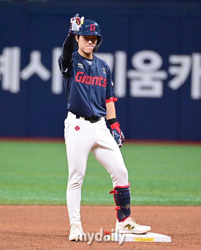 2025년 7월 24일 오후 서울 고척스카이돔에서 열린 '2025 신한 SOL뱅크 KBO 리그' 롯데 자이언츠와 키움 히어로즈의 경기. 롯데 한태양이 5회초 무사 2루서 2루타를 친 뒤 기뻐하고 있다./마이데일리