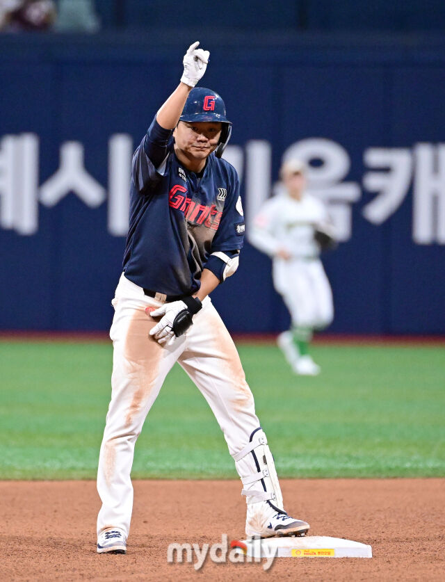 2025년 7월 24일 오후 서울 고척스카이돔에서 열린 '2025 신한 SOL뱅크 KBO 리그' 롯데 자이언츠와 키움 히어로즈의 경기. 롯데 손호영이 5회초 선두타자 2루타를 친 뒤 기뻐하고 있다./고척 = 유진형 기자