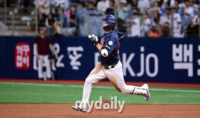 2025년 7월 24일 오후 서울 고척스카이돔에서 열린 '2025 신한 SOL뱅크 KBO 리그' 롯데 자이언츠와 키움 히어로즈의 경기. 롯데 손호영이 5회초 선두타자 2루타를 친 뒤 전력 질주하고 있다./고척 = 유진형 기자