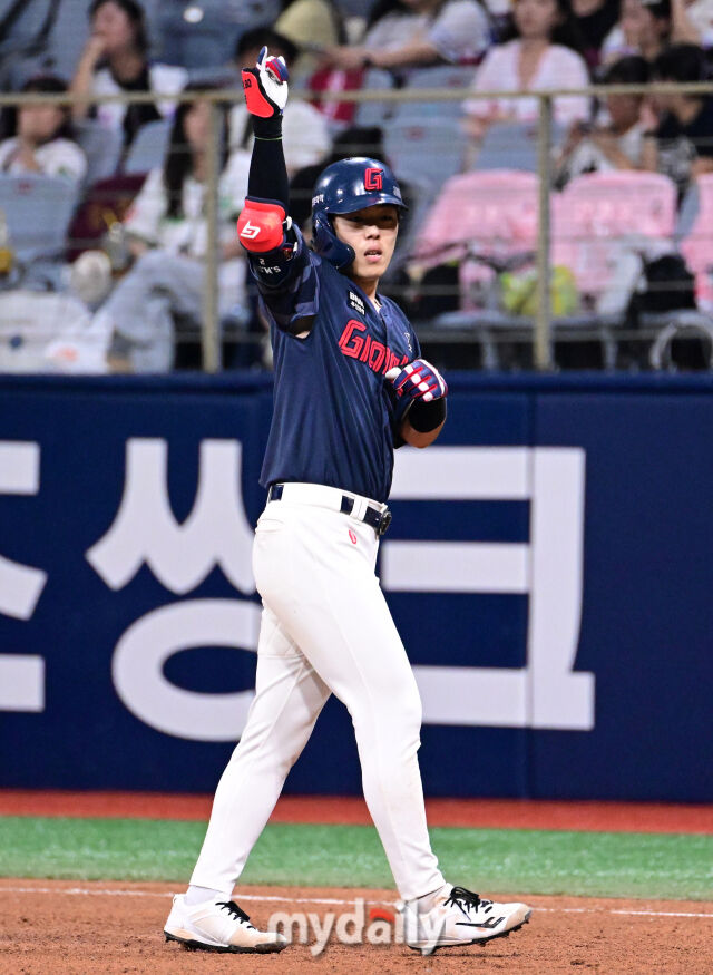 2025년 7월 24일 오후 서울 고척스카이돔에서 열린 '2025 신한 SOL뱅크 KBO 리그' 롯데 자이언츠와 키움 히어로즈의 경기. 롯데 고승민이 5회초 2사 2루서 1타점 적시타를 친 뒤 기뻐하고 있다./마이데일리