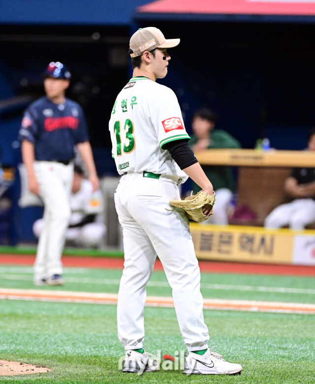2025년 7월 24일 오후 서울 고척스카이돔에서 열린 '2025 신한 SOL뱅크 KBO 리그' 롯데 자이언츠와 키움 히어로즈의 경기. 키움 선발투수 정현우가 5회초 2사 1.3루서 보크로 실점한 뒤 허탈해하고 있다./마이데일리