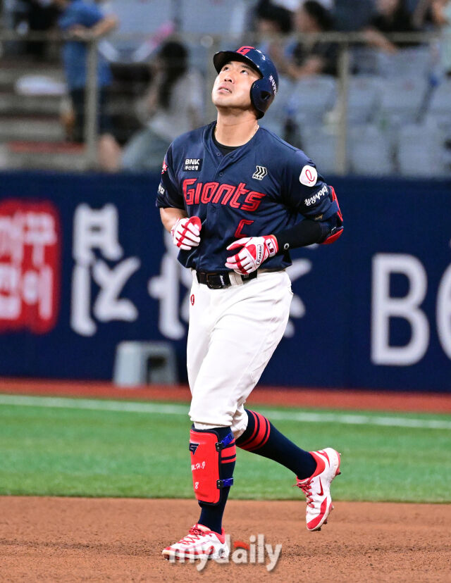 2025년 7월 24일 오후 서울 고척스카이돔에서 열린 '2025 신한 SOL뱅크 KBO 리그' 롯데 자이언츠와 키움 히어로즈의 경기. 롯데 전준우가 6회초 1사 후 우익수 플라이를 친 뒤 아쉬워하고 있다./마이데일리