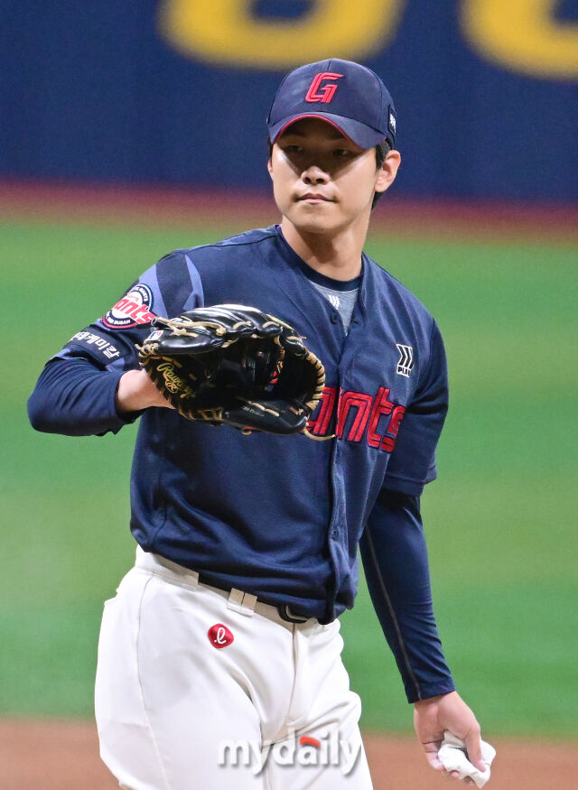 2025년 7월 24일 오후 서울 고척스카이돔에서 열린 '2025 신한 SOL뱅크 KBO 리그' 롯데 자이언츠와 키움 히어로즈의 경기. 롯데 홍민기가 9회말 구원등판해 투구를 준비하고 있다./마이데일리