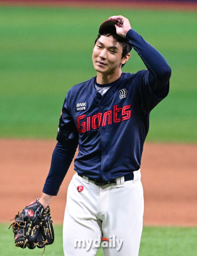 2025년 7월 24일 오후 서울 고척스카이돔에서 열린 '2025 신한 SOL뱅크 KBO 리그' 롯데 자이언츠와 키움 히어로즈의 경기. 롯데 홍민기가 4-0으로 승리한 뒤 기뻐하고 있다./마이데일리