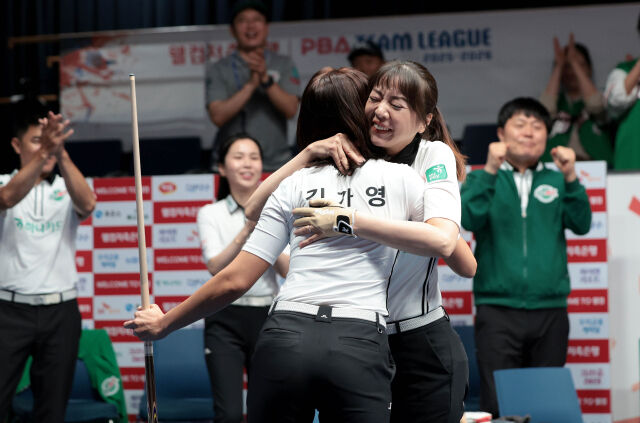 하나카드의 김가영이 2세트 승리 후 마지막 득점을 올리자 사카이 아야코가 포옹하고 있다./PBA