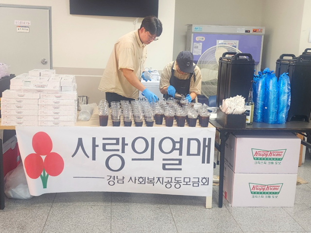 지난 24일 롯데GRS가 산청중학교에서 수해 피해 지역의 이재민에게 구호식품을 전달했다./롯데GRS
