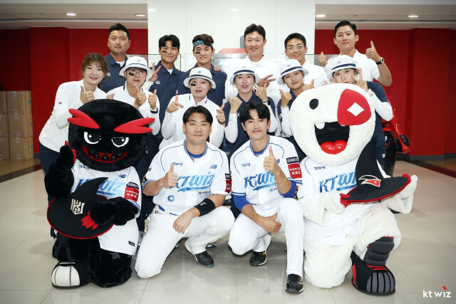 kt wiz 장성우, 고영표가 양궁 국가대표 선수단과 기념사진을 찍고 있다./KT 위즈