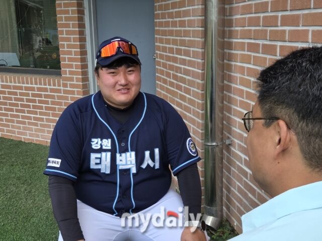 일구일행인터뷰에서 지도자 철학을 밝히는 배강열 감독(왼쪽). /횡성베이스볼테마파크=심재희 기자