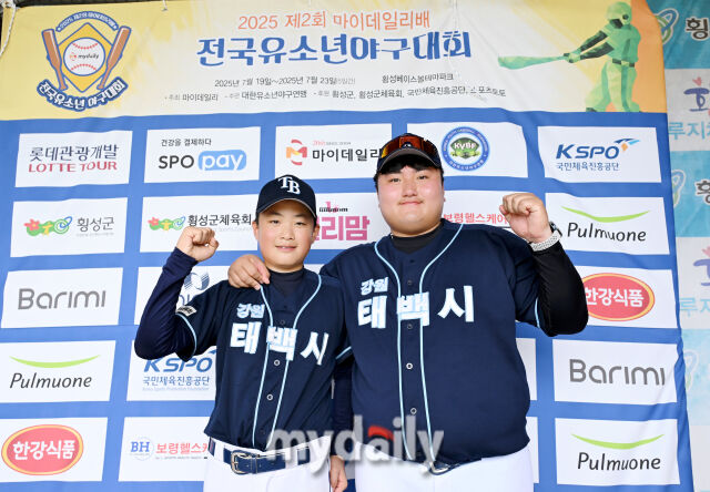배강열 감독(오른쪽)이 제2회 마이데일리배 전국유소년야구대회 경기에서 승리한 후 김지담과 파이팅 포즈를 취했다. /횡성베이스볼테마파크=송일섭 기자