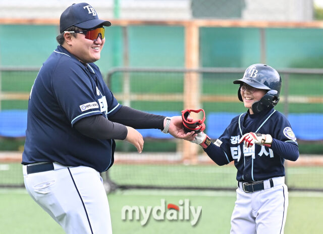 제2회 마이데일리배 전국유소년야구대회에서 즐겁게 웃으며 경기에 임하는 배강열 감독(왼쪽). /횡성베이스볼테마파크=송일섭 기자