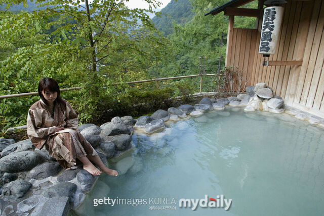 일본의 한 남자 고교의 보조교사가 학생을 데리고 온천 여행을 떠나 해고됐다. (사진은 기사와 상관없음)/게티이미지코리아