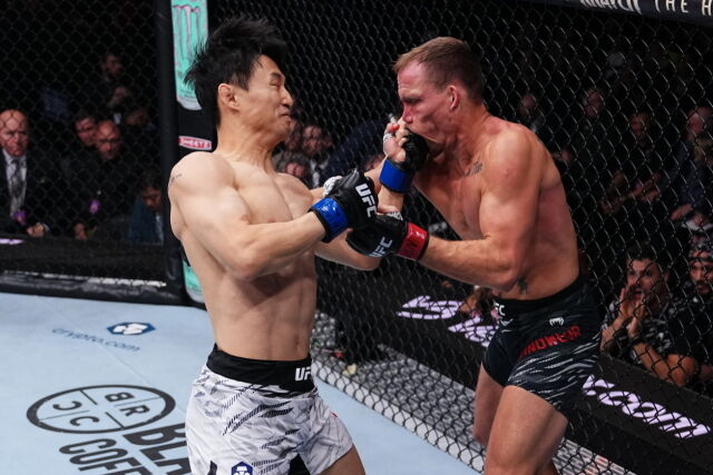 최두호(왼쪽)가 랜드웨어와 경기에서 어퍼컷을 작렬하고 있다. /UFC 제공