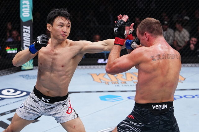 랜드웨어(오른쪽)와 경기에서 잽을 날리는 최두호. /UFC 제공