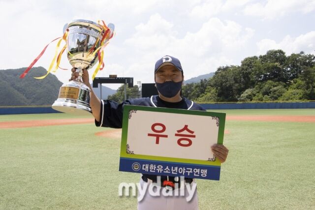우승컵에 키스 세리머니하는 윤정호 감독.