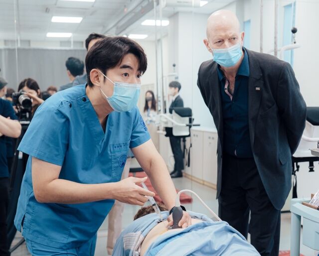 이진호 자생한방병원장(왼쪽)이 해외 의료진 대상으로 초음파 유도 약침치료법을 시연하며 설명하고 있다. /자생한방병원