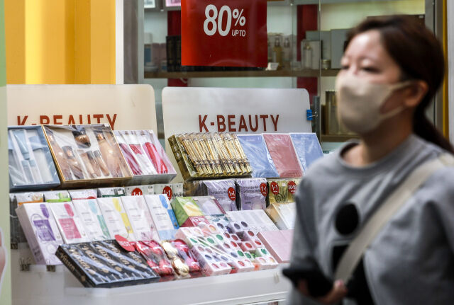 지난 5월 6일 서울 중구 명동을 찾은 외국인 여행객들이 화장품 매장 앞을 지나고 있다./뉴시스