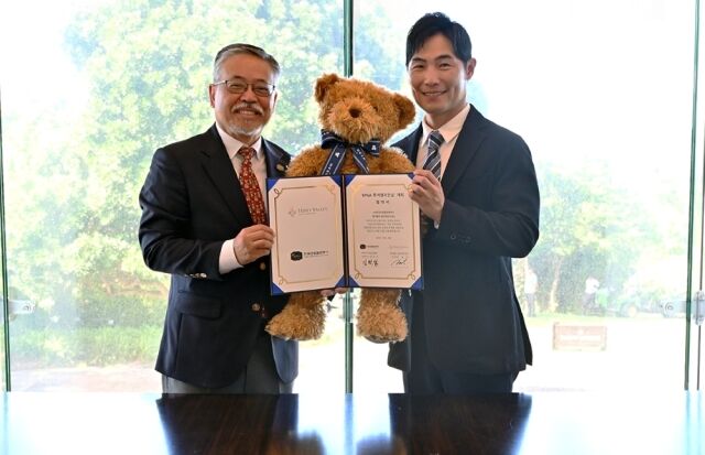 협약식 후 기념촬영에 임한 KPGA 김원섭 회장, 테디밸리 골프앤리조트 김민 부회장(오른쪽)./KPGA