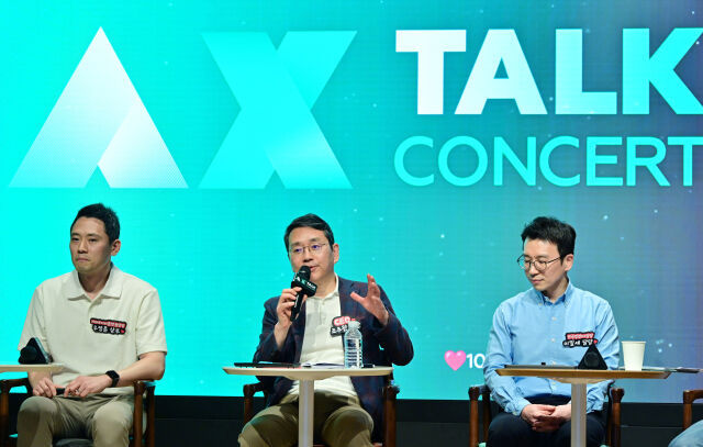 조주완 LG전자 CEO(가운데)가 전 구성원 소통행사인 'AX 토크콘서트'에서 발언하고 있다. /LG전자