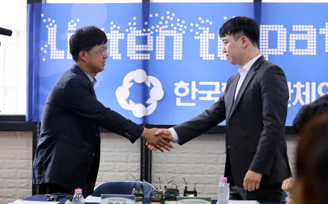 한성존 대한전공의협의회 비상대책위원장(오른쪽)이 28일 서울 영등포구 한국환자단체연합회을 찾아 안기종 한국환자단체연합회 대표와 인사를 나누고 있다. /뉴시스