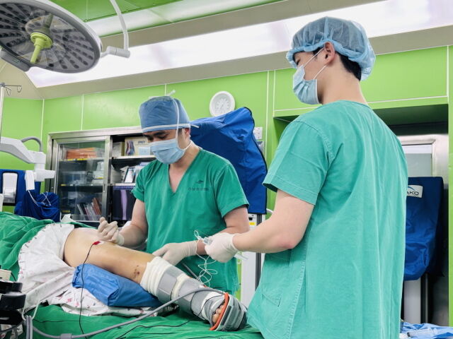 한림대강남성심병원 정형외과 김형년 교수가 발목골절환자 수술 전 말초신경마취를 시행 중인 모습. /한림대강남성심병원