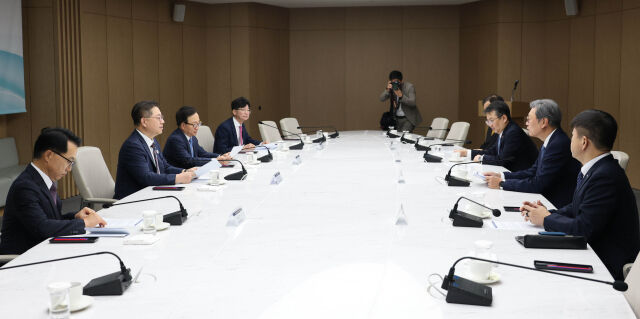 지난 24일 서울 세종대로 대한상의회관에서 상법개정 관련 경제8단체 간담회가 열렸다. 박일준 대한상의 상근부회장 및 경제8단체 부회장들이 상법개정 관련 의견을 나누고 있는 모습. /대한상의
