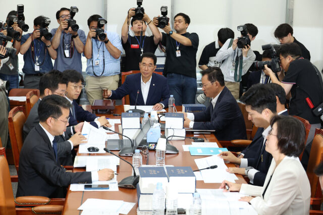 김주영 국회 환경노동위원회 소위원장이 지난 28일 서울 여의도 국회에서 열린 ‘노란봉투법(노동조합 및 노동관계조정법 2·3조 개정안)’ 관련 제1차 고용노동법안심사소위원회에서 의사봉을 두드리고 있다. /뉴시스