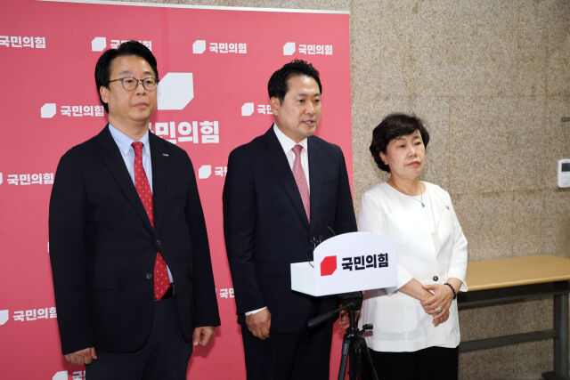 장동혁 국회 법제사법위원회 국민의힘 간사(가운데)가 지난 28일 오후 서울 여의도 국회에서 더불어민주당의 상법 개정안 강행처리 관련 입장을 밝히고 있다. /뉴시스