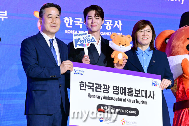 2025년 7월 29일 오전 서울 강남구 에스제이쿤스트할레에서 진행된 '2025 한국관광 명예홍보대사 위촉식'에 박보검이 참석해 포즈를 취하고 있다. 왼쪽부터 서영충 한국관광공사 사장 직무대행, 박보검, 장미란, 문화체육관광부 제2차관./곽경훈 기자