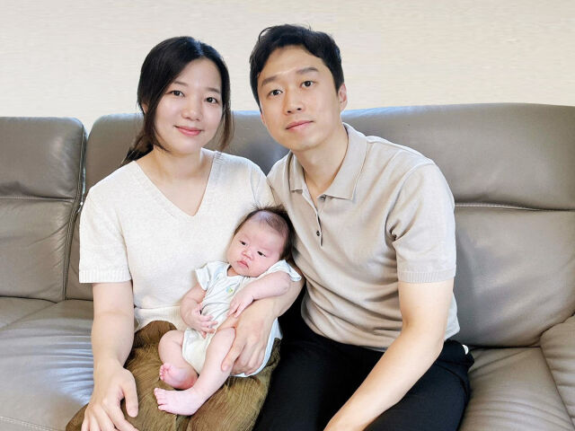 지난달 출산으로 100번째 육아동행지원금을 받은 원소라 아워홈 책임(왼쪽) 가족. /한화갤러리아