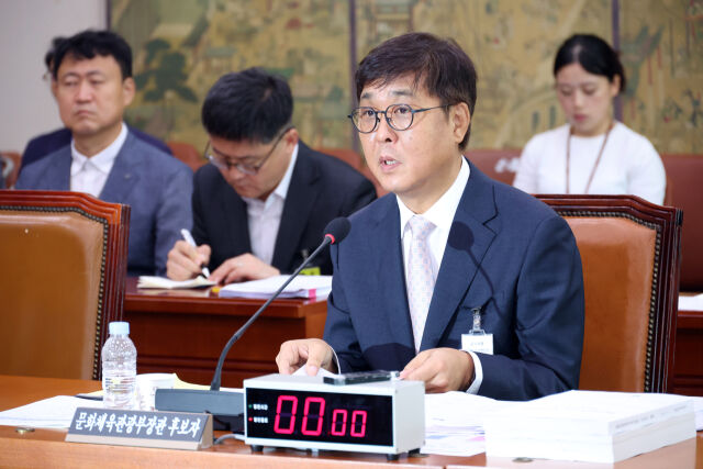 최휘영 문화체육관광부 장관 후보자가 29일 서울 여의도 국회 문화체육관광위원회에서 열린 인사청문회에서 의원질의에 답하고 있다. /뉴시스