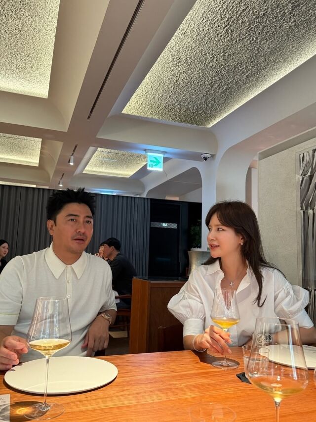 축구선수 출신 방송인 안정환(왼쪽), 미스코리아 출신 이혜원 가족이 '모수'를 방문했다. / 이혜원 인스타그램