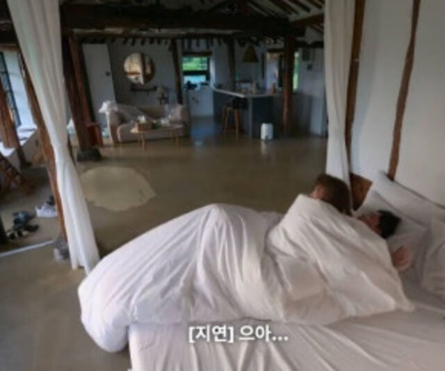 정목과 지연이 함께 침대에서 키스를 하는 장면이 포착됐다. / 넷플릭스 '모태솔로지만 연애는 하고 싶어'
