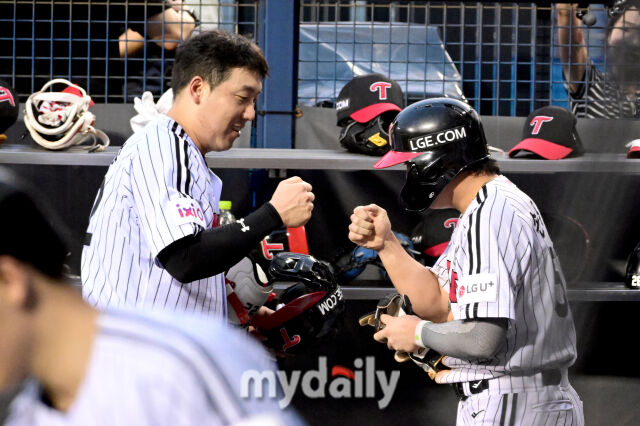 김현수가 데뷔 첫 타점과 도루를 기록한 손용준을 축하하고 있다 / 잠실 = 유진형 기자 zolong@mydaily.co.kr