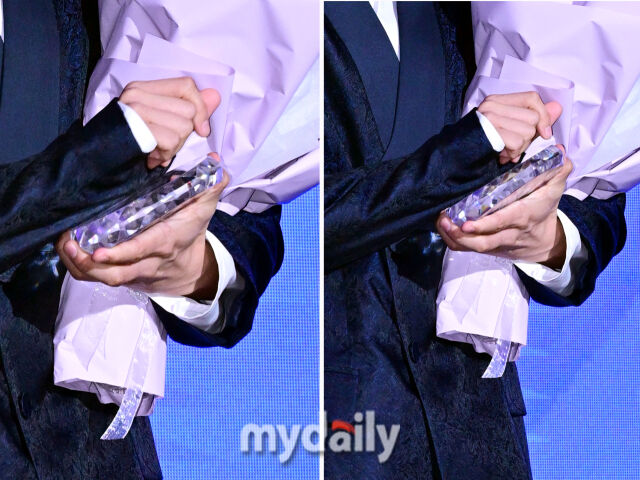 위촉패를 들고 단독 촬영을 하기 전 박보검이 자신의 옷으로 위촉패를 열심히 닦고 있다.