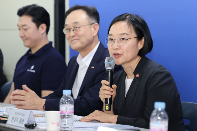 한성숙 중소벤처기업부 장관이 30일 서울 종로구 소상공인시장진흥공단 서울중부센터에서 열린 ‘제1차 소상공인 릴레이 간담회’에서 인사말을 하고 있다. /뉴시스